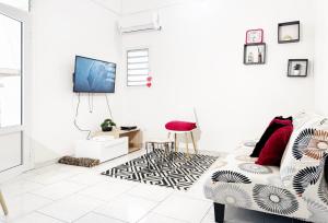 TV a/nebo společenská místnost v ubytování Lodge Sopraia Jardin-spacieux- Jacuzzi- Proche aéroport + 4 fotografie