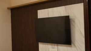 TV a/nebo společenská místnost v ubytování Hotel Devine Zirakpur Chandigarh