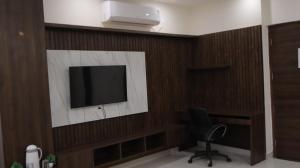 TV a/nebo společenská místnost v ubytování Hotel Devine Zirakpur Chandigarh