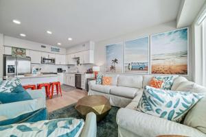 Il comprend un salon avec des canapés et une cuisine. dans l'établissement Sea Glass 312, à Gulf Shores