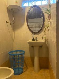 un bagno con lavandino e specchio di El Altillo a La Pedrera