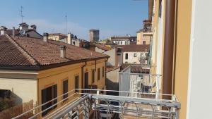 een balkon met uitzicht op een stad bij B&B AMAVERONA in Verona