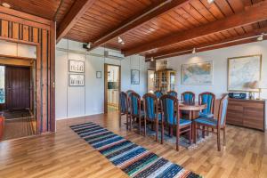 a dining room with a table and chairs at Villa Kommodor in Lumparland
