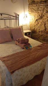 Postel nebo postele na pokoji v ubytování Casa Cueva Sol y Luna Setenil
