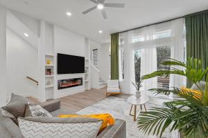 达拉斯Pet-Friendly 2BR l Private Baths l Stylish Stay的客厅里有一张沙发和一台电视