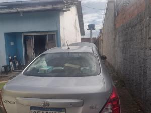 un coche aparcado delante de un edificio en Bela Casa para Cop30, en Castanhal