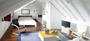 a living room with a bed and a tv at Villa Kapetan In Srida Sela Mit Panoramablick in Zaostrog