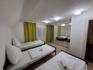 a room with two beds and a mirror at Haus für bis zu 8 Personen in Wachendorf in Cadolzburg
