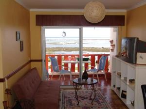 ein Wohnzimmer mit Blick auf das Meer in der Unterkunft Ferienwohnung für 2 Personen  1 Kind ca 55 m in Fuseta, Algarve Ostalgarve in Fuseta