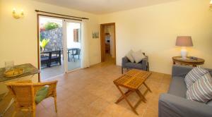 加拉奇科Haus Am Meer In Garachico的客厅里有一张沙发和一张桌子。