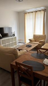 TV a/nebo společenská místnost v ubytování Gemütliche Wohnung