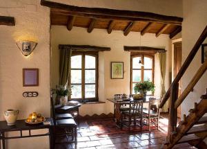 a kitchen with a table and chairs in a room at Gîte El Conejo in Alájar
