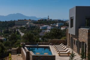 a swimming pool on the side of a building at Haus In Agios Nikolaos Mit Außergewöhnlicher Aussicht in Agios Nikolaos