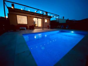 ein Schwimmbad in der Nacht mit einem Haus in der Unterkunft Modernes Einfamilienhaus mit privatem Pool Villa Medes Mar in l'Estartit - b52678 in Torroella de Montgrí