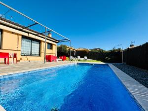 ein Swimmingpool im Hinterhof eines Hauses in der Unterkunft Modernes Einfamilienhaus mit privatem Pool Villa Medes Mar in l'Estartit - b52678 in Torroella de Montgrí