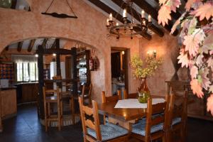 Posedenie v ubytovaní Finca Higueron Mit Privatem Pool