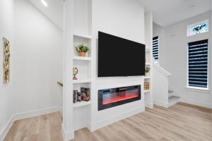 Sjónvarps- og/eða afþreyingartæki á Modern 2BR l Pet-Friendly l Private Baths