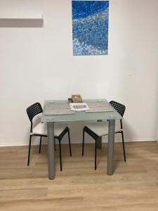 a table and two chairs in front of a wall at Über den Dächern von Offenbach in Offenbach +14 photos