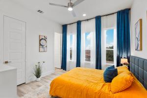 Rúm í herbergi á Modern 2BR l Pet-Friendly l Private Baths