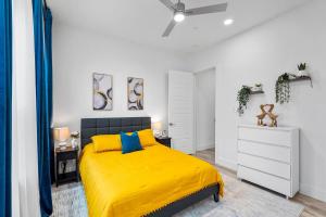 Rúm í herbergi á Modern 2BR l Pet-Friendly l Private Baths