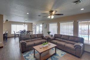 Χώρος καθιστικού στο 2 Mi to Lake Havasu Private Oasis with Pool and Views
