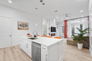 Kuchyň nebo kuchyňský kout v ubytování Modern 2BR l Pet-Friendly l Private Baths