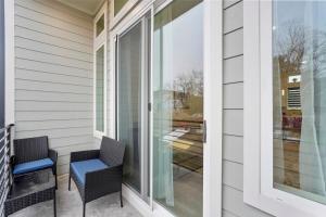 Svalir eða verönd á Modern 2BR l Pet-Friendly l Private Baths