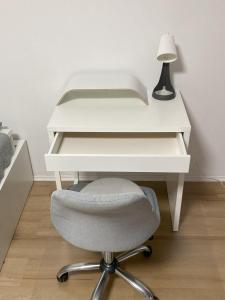 a desk with a chair and a desk with a lamp at Über den Dächern von Offenbach in Offenbach