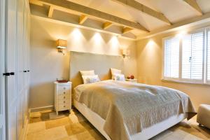 a bedroom with a large bed and a window at Ferienhaus In Großmorsum Mit Terrasse Und Grill in Morsum
