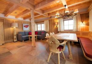 a dining room with a table and chairs in a room at Ferienhaus Wallegg Lodge In Saalbach Hinterglemm in Saalbach Hinterglemm