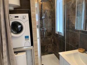 łazienka z prysznicem i pralką w obiekcie Résidence Héliopolis Bâtiment C - Héliopolis Bât. C studio 2 Pers. MAE-0414 w Cap d'Agde