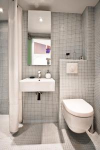 パリにあるスタイリッシュ ラグジュアリー デュプレックス パリス シティ センターのバスルーム(トイレ、洗面台付)