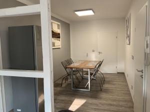 a dining room with a table and chairs and a television at Appartement In Nordhausen Mit Terrasse, Garten Und Grill in Nordhausen