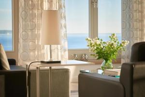 a living room with a table with a vase of flowers at Meerblick Spa in Ostseebad Sellin