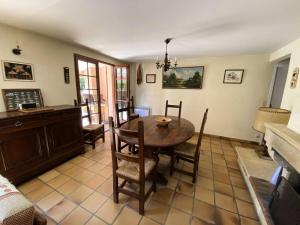 a dining room with a table and chairs at Résidence La Grande Combe - 101 - Jolie villa familiale dans quartier calme et résidentiel MAE-4461 in Soulac-sur-Mer +13 photos