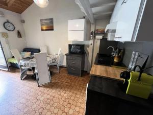 Η κουζίνα ή μικρή κουζίνα στο Résidence Hameau De L'amélie - 053 - Jolie maisonnette classée 3 au Hameau de l'Amélie MAE-6091 +8 φωτογραφίες