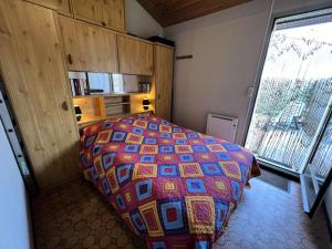 Ένα ή περισσότερα κρεβάτια σε δωμάτιο στο Résidence Hameau De L'amélie - 053 - Jolie maisonnette classée 3 au Hameau de l'Amélie MAE-6091