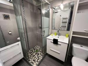 Ένα μπάνιο στο Résidence Hameau De L'amélie - 053 - Jolie maisonnette classée 3 au Hameau de l'Amélie MAE-6091