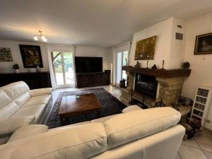 ein Wohnzimmer mit weißen Sofas und einem Kamin in der Unterkunft Résidence 104-grayan Et L Hopital - 104 - Agréable villa avec piscine dans un quartier calme MAE-6111 in Grayan-et-lʼHôpital + 15 Fotos