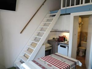 Η κουζίνα ή μικρή κουζίνα στο Résidence Hameau De L'amélie - 003 - Jolie maisonnette au Hameau de l'Amélie MAE-6131 +5 φωτογραφίες