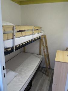 Ένα ή περισσότερα κρεβάτια σε δωμάτιο στο Résidence Hameau De L'amélie - 003 - Jolie maisonnette au Hameau de l'Amélie MAE-6131