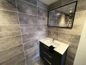 Ένα μπάνιο στο Résidence Hameau De L'amélie - 003 - Jolie maisonnette au Hameau de l'Amélie MAE-6131