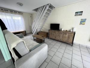 TV a/nebo společenská místnost v ubytování Résidence Villa Atlantique - 078 - Charmant chalet rénové avec goût au Verdon/mer MAE-2371