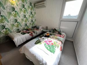 Postel nebo postele na pokoji v ubytování Résidence Villa Atlantique - 078 - Charmant chalet rénové avec goût au Verdon/mer MAE-2371