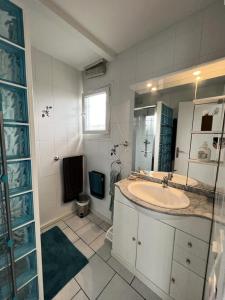 Koupelna v ubytování Résidence Villa Atlantique - 078 - Charmant chalet rénové avec goût au Verdon/mer MAE-2371