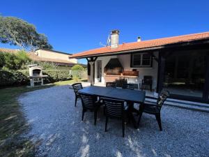 a table and chairs in front of a house at Résidence 090-soulac Sur Mer - 090 - Agréable maison avec tout confort à 350m de la plage MAE-3701 in Soulac-sur-Mer