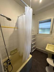 a bathroom with a shower curtain and a sink at Résidence 090-soulac Sur Mer - 090 - Agréable maison avec tout confort à 350m de la plage MAE-3701 in Soulac-sur-Mer
