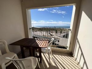 un balcone con tavolo e sedie e vista sull'oceano di Résidence Marine - 064 - Appartement entièrement rénové et décoré avec goût MAE-6921 a Soulac-sur-Mer