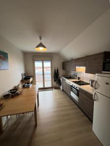 Η κουζίνα ή μικρή κουζίνα στο Résidence Le Clos Des Baïnes - 047 - Magnifique appartement classée 3 avec vue sur l'océan MAE-9651 +19 φωτογραφίες