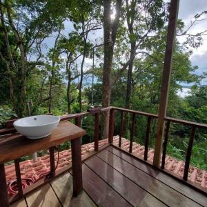 Balkón nebo terasa v ubytování Gracias Madre Jungle and Ocean View Cabins